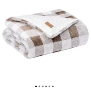 Koolaburra by UGG Maddison throw blanket